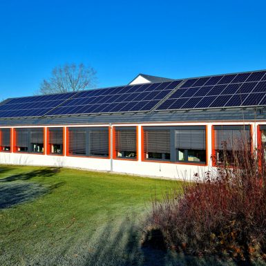 Generalsanierungdes LRA Amberg-Sulzbach Außenansicht Solaranlage