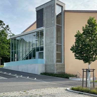 h+F Architekten Umgestaltung DOMCOM Ebermannsdorf Außenansicht Treppenhaus mit Aufzug