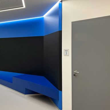 h+F Architekten Umgestaltung DOMCOM Ebermannsdorf Interior Blaue Sitzecke im Flur