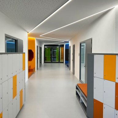h+F Architekten Umgestaltung DOMCOM Ebermannsdorf Interior Flur mit Schließfächern