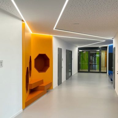 h+F Architekten Umgestaltung DOMCOM Ebermannsdorf Interior Orange Sitzecke im Flur